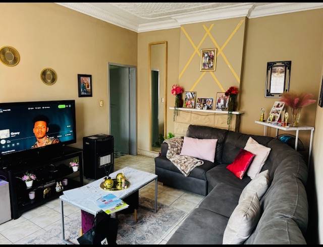 2 BEDROOM HOUSE FOR SALE IN KENILWORTH